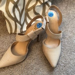 NWT Vince Camuto Leather Heels. Size 7.5